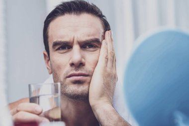 Üzgün adam yanağını onun palm ile dokunmak