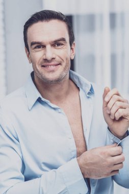 Kol düğmesi kadar düğmelerini karizmatik ofis çalışanı