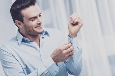 Görünüşü hakkında dikkat çekici girişimci gülümseyen