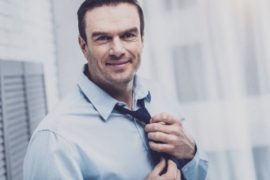 Bir dolapta duran ve bakıyorsun ofis çalışanı