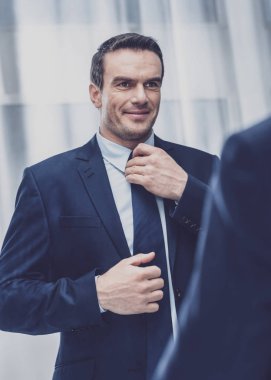 Cana yakın girişimci bir kravat seçmek