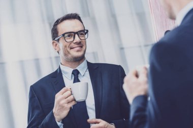 Aynanın önünde duran hoş iş adamı