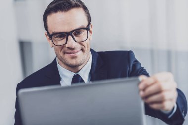 Hoş işadamı laptop çalışma