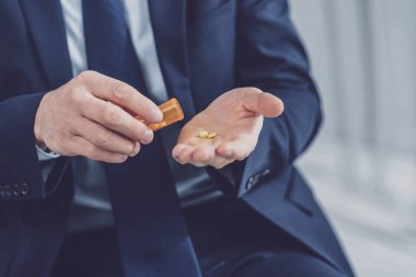 Yakışıklı adam hapları hazırlanıyor