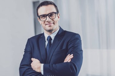 İddialı işadamı Kollarını göğsünde katlama