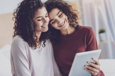 Tür kıvırcık saçlı kız arkadaşı kucaklayan