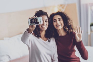 Neşeli Uluslararası kızlar kameraya gülümseyen