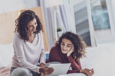 Neşeli kızlar neşeyle dinlenirken gülümseyen