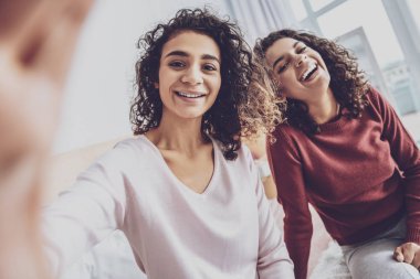 Onların gülümsüyor gösteren güzel kıvırcık saçlı kadın