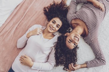 Çekici genç kadın yatakta rahatlatıcı