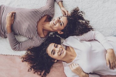 Güzel kadın görünümünü bu sahip dinlenmek en iyi