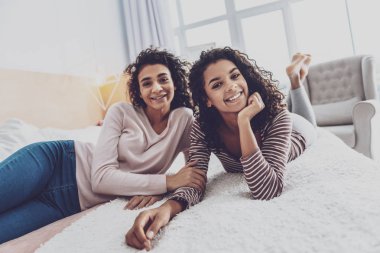 Zevk ile hafta sonu harcama dostu genç kadın