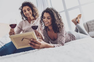 Mutlu kadın fotoğraf çerçevesi seyir