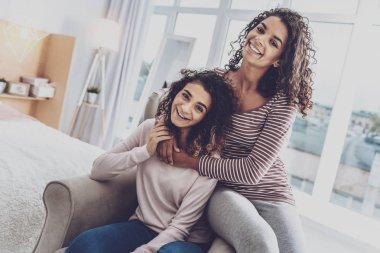 Kameraya gülümseyen mutlu esmer