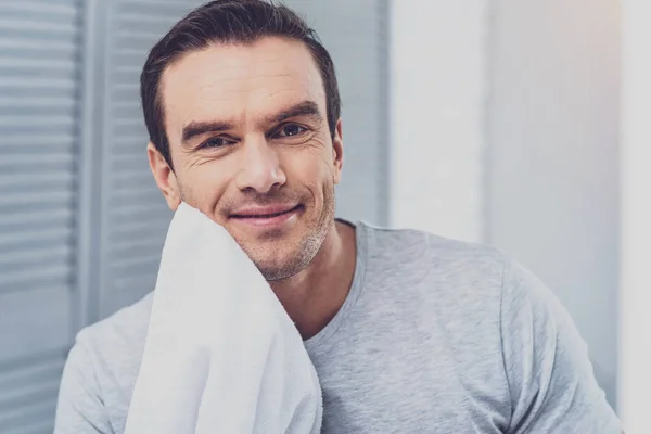 Hombre guapo toallando su barbilla después de afeitarse — Foto de Stock