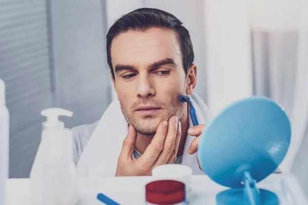 Gutaussehender Geschäftsmann macht sich bereit zur Arbeit — Stockfoto