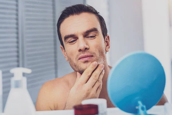Modelo masculino cuidando de sua pele antes da sessão de fotos — Fotografia de Stock