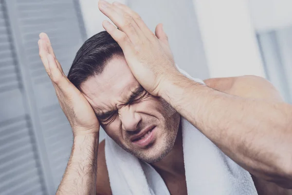 Страдающий мужчина чувствует сильную головную боль — стоковое фото