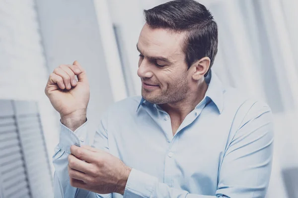 Χαρισματικός επιχειρηματίας κουμπώματος με χειροπέδες πουκάμισο — Φωτογραφία Αρχείου