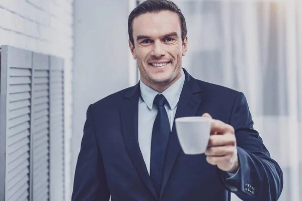 Позитивный бизнесмен с чашкой эспрессо — стоковое фото