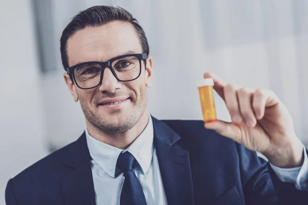 Homem pessoal mostrando uma caixa de pílula — Fotografia de Stock