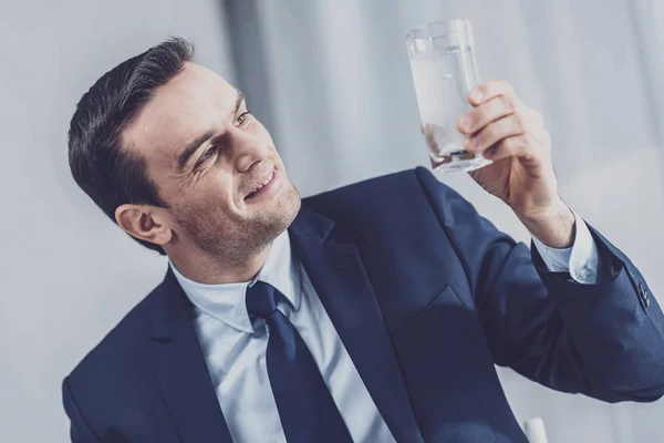 Θετικός άνθρωπος κρατώντας ένα ποτήρι νερό — Φωτογραφία Αρχείου