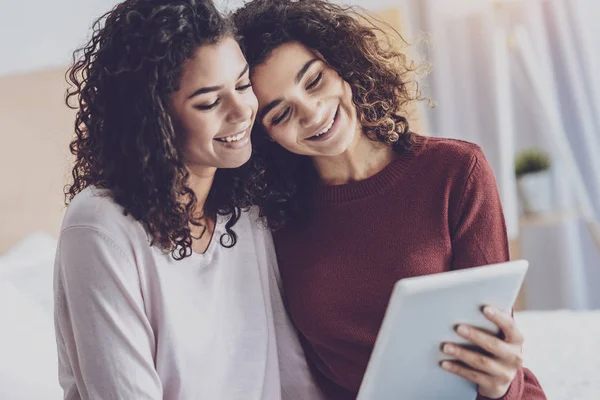 Tür kıvırcık saçlı kız arkadaşı kucaklayan