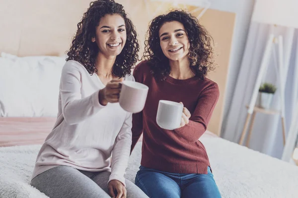 Neşeli kızlar onların bardak gösteren