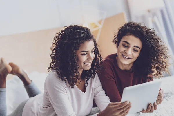 En sevdiği film izlerken rahat kız kardeş