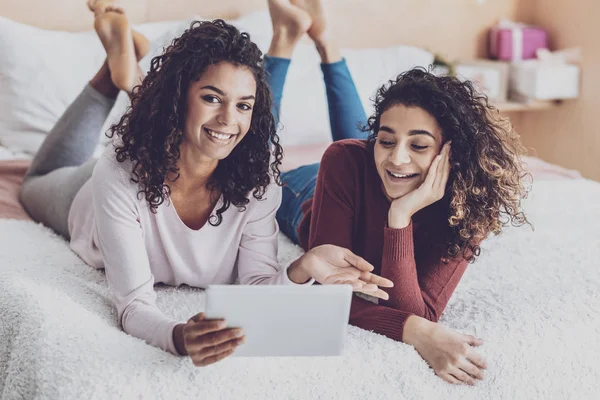 Neşeli freelancer onun tablet ile çalışma