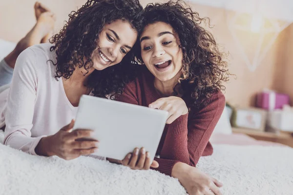 Chica sorprendida apuntando a la pantalla del comprimido — Foto de Stock