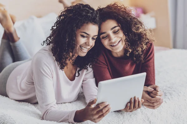 Güzel kıvırcık saçlı kız internet haber denetleme