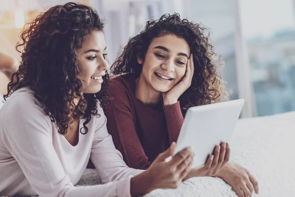 Rüya gibi esmer derin düşünceler içinde olmak