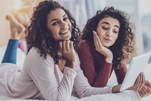 Glada Lockigt haired tjejer spendera helg hemma — Stockfoto