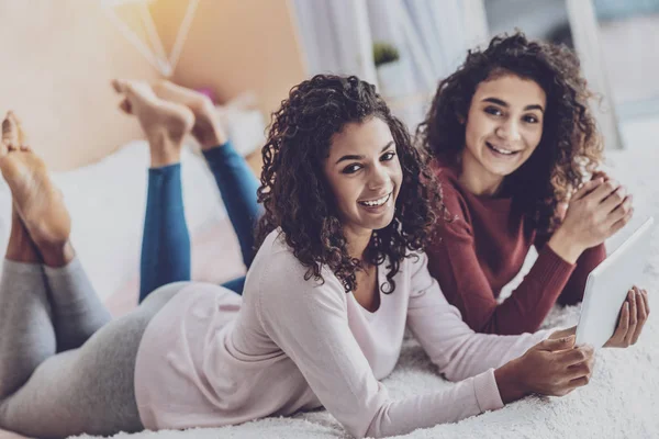 Rahat kadın kişi kız kardeşi yalan