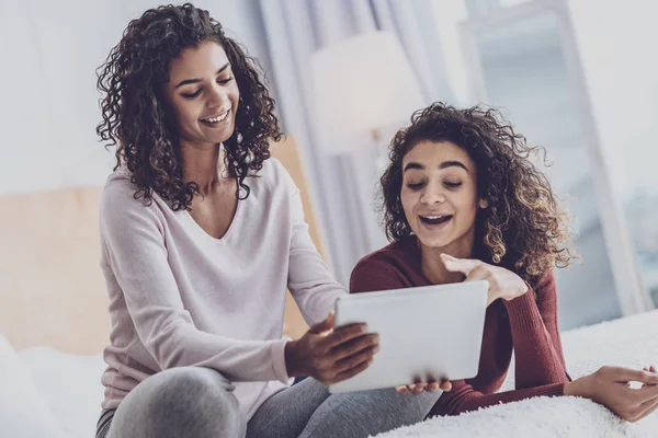 Förvånad kvinnlig person pekar på skärmen av gadget — Stockfoto