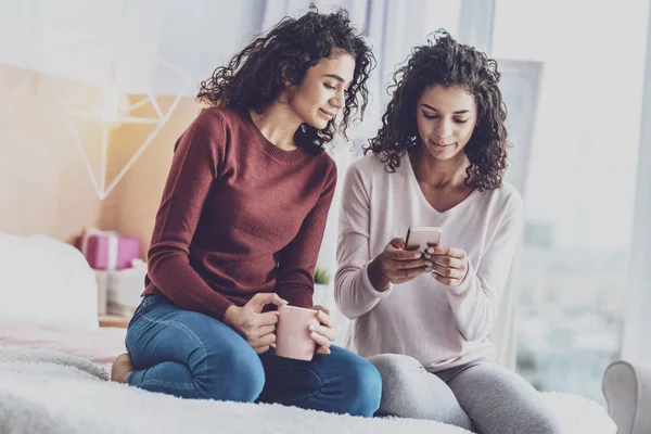 Özenli genç kadın online iletişim