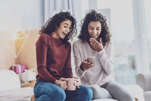 Sürpriz kıvırcık saçlı erkek ağız kapsayan