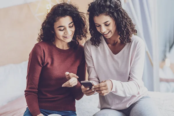 Atenta chica feliz escribiendo mensaje — Foto de Stock