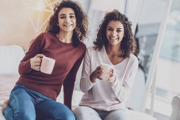 Memnun kadın kişi kız kardeşi ile vakit