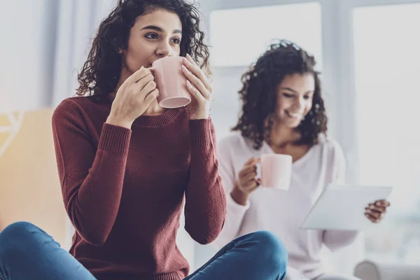 Позитивная восторженная женщина девушки пьют чай — стоковое фото