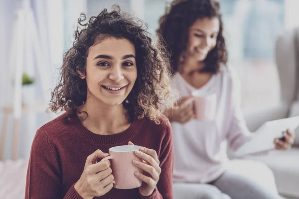 Çay içmek için rahat genç kadın