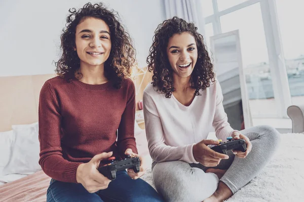 Duygusal kız birlikte eğleniyor