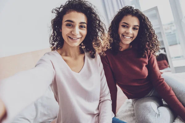 Olumlu memnun kız yatakta oturuyor