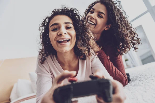 Feliz encaracolado meninas olhando para a câmera — Fotografia de Stock