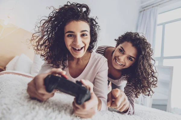 Jovencitas alegres jugando juegos de ordenador —  Fotos de Stock