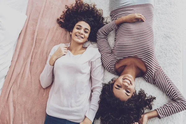 Kız kameraya bakarak gülen üstten görünüm