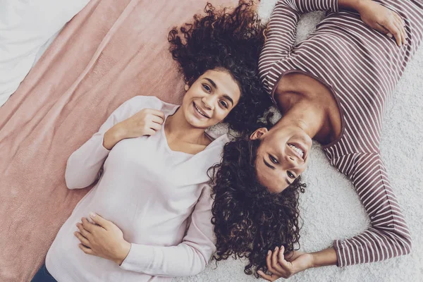 Çekici genç kadın yatakta rahatlatıcı