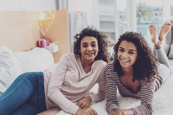 Positivo encantado meninas posando na câmera — Fotografia de Stock