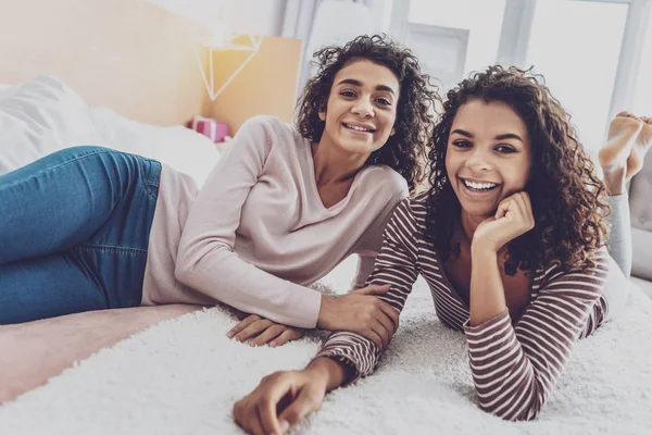 Irmãs alegres desfrutando da noite em casa — Fotografia de Stock